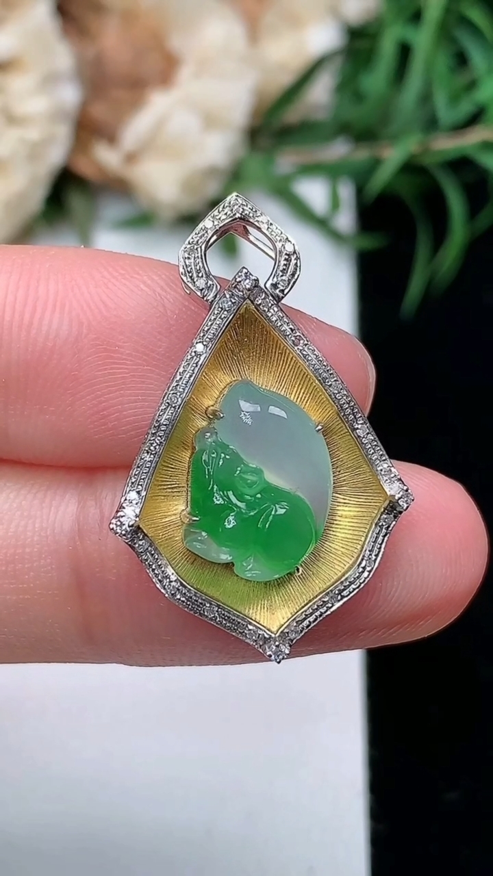 天然A货翡翠松鼠吊坠，尺寸27.2-17.7-4.9，裸石11.5-8.5，重量:2.13g
3月2