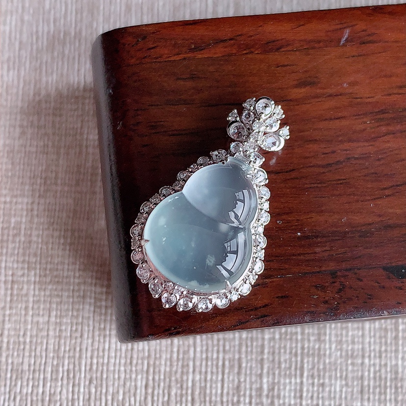 天然A货翡翠18K金伴钻镶嵌白月光葫芦吊坠 
尺寸28-16-10裸石15.8-12.5mm 重量3.58g 0320