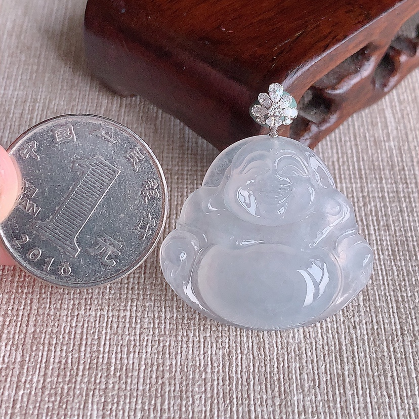 天然A货翡翠18K金伴钻镶嵌白冰白月光佛公吊坠 
尺寸35.8-28-31-6.3mm 重量8.36g 0322