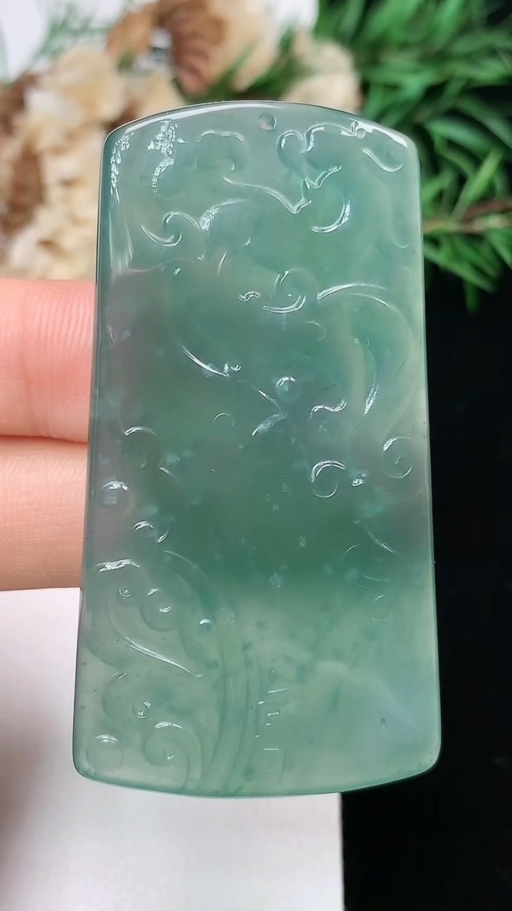 天然A货翡翠蓝水龙牌吊坠，尺寸54-29.2-4.7，重量:19.31g
3月22日