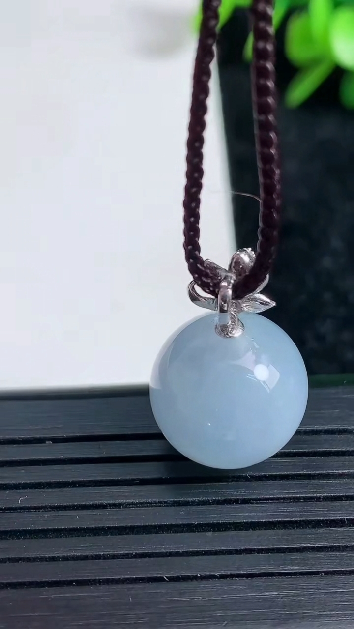 天然A货翡翠18K金紫罗兰圆珠吊坠尺寸14.7重量:6.46g3月22日
工厂直销收藏佳品,种好水足，色泽均匀，有种有色，上手高大气！