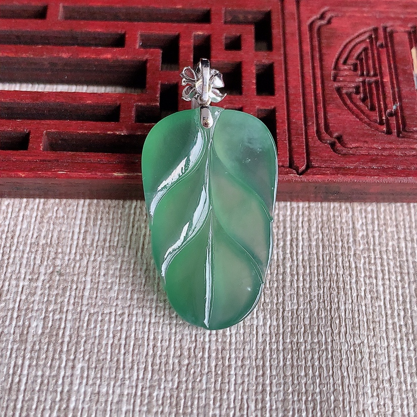 天然A货翡翠18K金扣头晴水叶子金枝玉叶吊坠 
尺寸34-27-16.8-4.3mm 重量4.16g