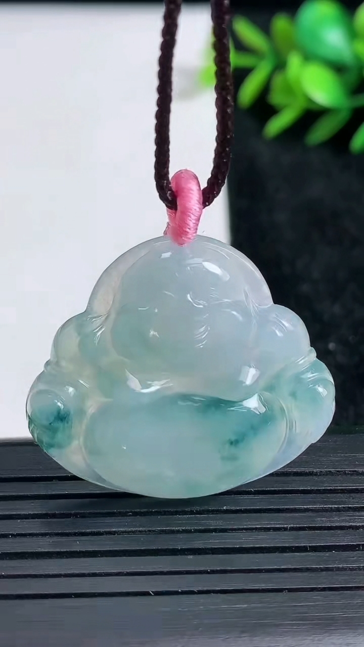 天然A货翡翠飘花佛公吊坠尺寸30.5-34.4-5.8重量:9.57g
3月22日