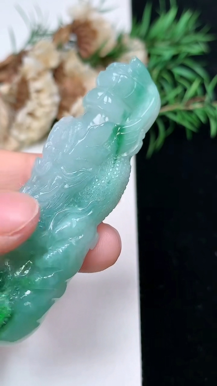 天然A货翡翠龙牌吊坠，尺寸67-23-13.5，重量:35.77g
3月22日