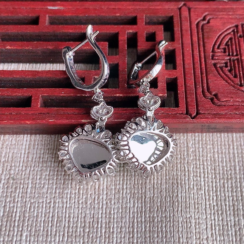 天然A货翡翠18K金伴钻镶嵌阳绿水滴耳坠 
尺寸8-10.8-6mm 重量5.13g 0320