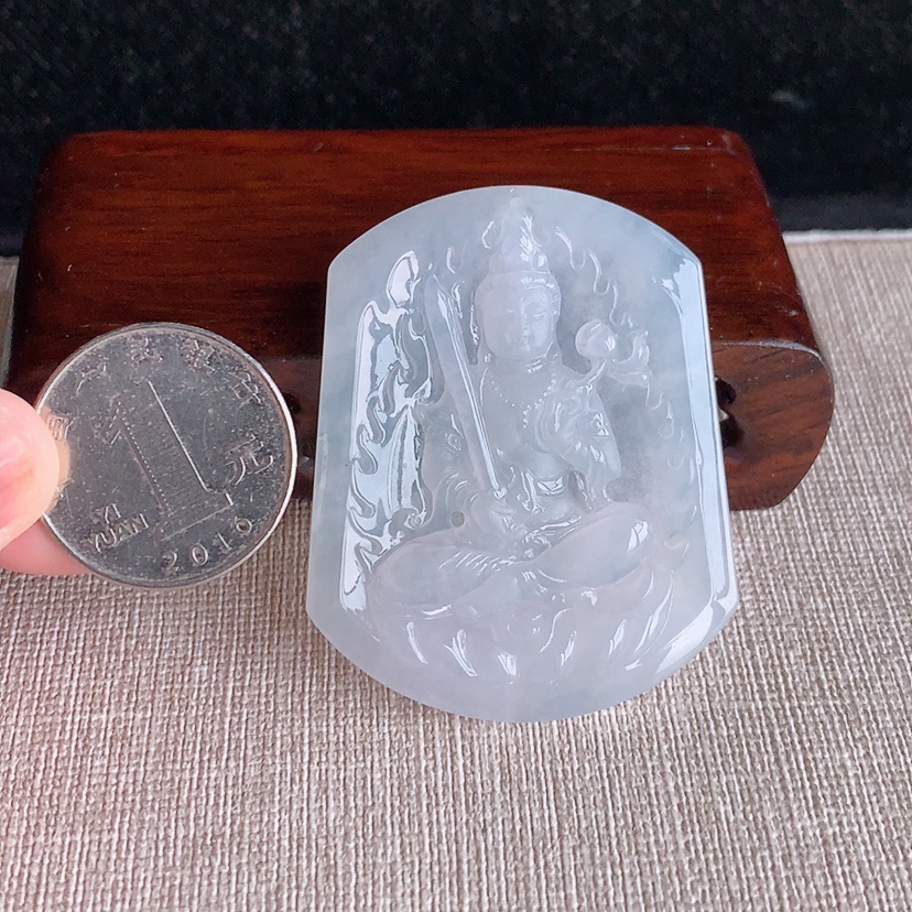 天然A货翡翠白冰白月光一刀切虚空藏菩萨吊坠 
尺寸51.6-41.5-5.5mm 重量24.62g 0322