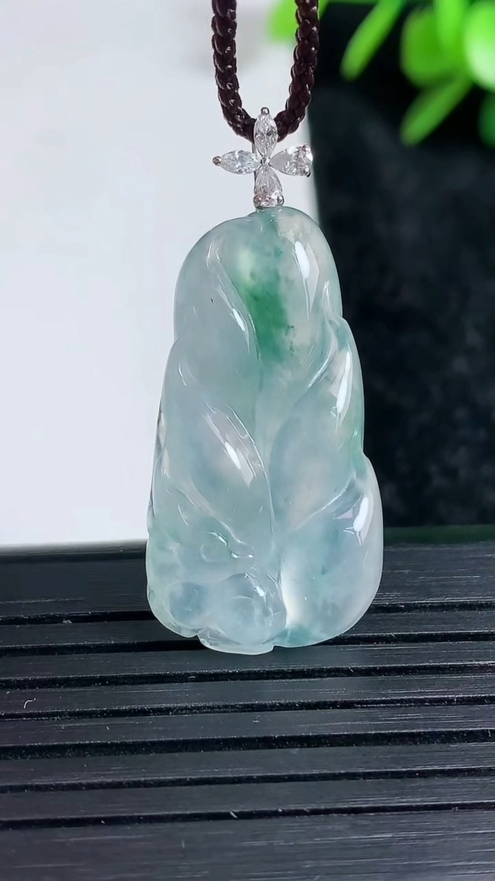 天然A货翡翠种飘花九尾狐吊坠尺寸29.6-15.7-5.2重量:5.38g
3月22日