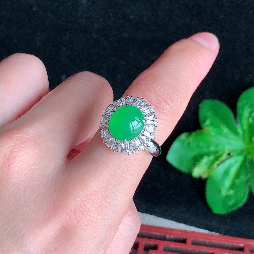 天然A货翡翠18K金伴钻镶嵌阳绿蛋面戒指 圈口17.5裸石
尺寸9.8-8.6mm 重量4.20g 0320