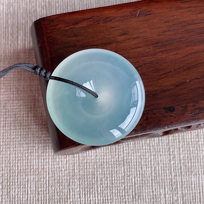 天然A货翡翠晴水平安扣吊坠 
尺寸27.3-5.8mm 重量8.78g 0321