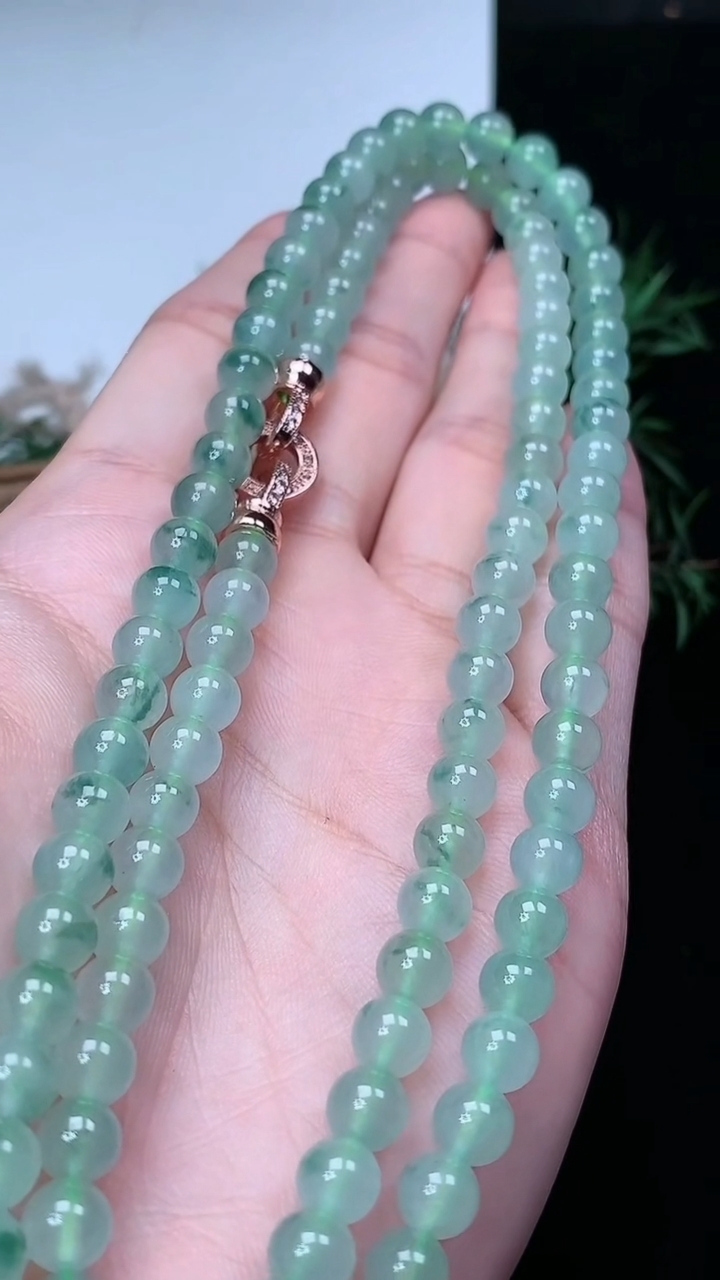 天然A货翡翠飘花圆珠项链，尺寸6.2-106颗，重量:45.65g3月22日
工厂直销收藏佳品,种好水足，色泽均匀，有种有色，上手高大气！