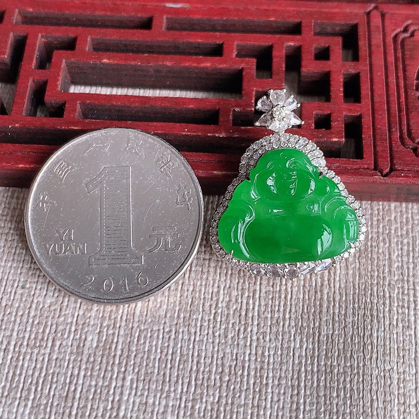 天然A货翡翠18K金伴钻镶嵌阳绿佛公吊坠 
尺寸26.8-21.3-7.8裸石15.5-18.8mm 重量4.58g 0320