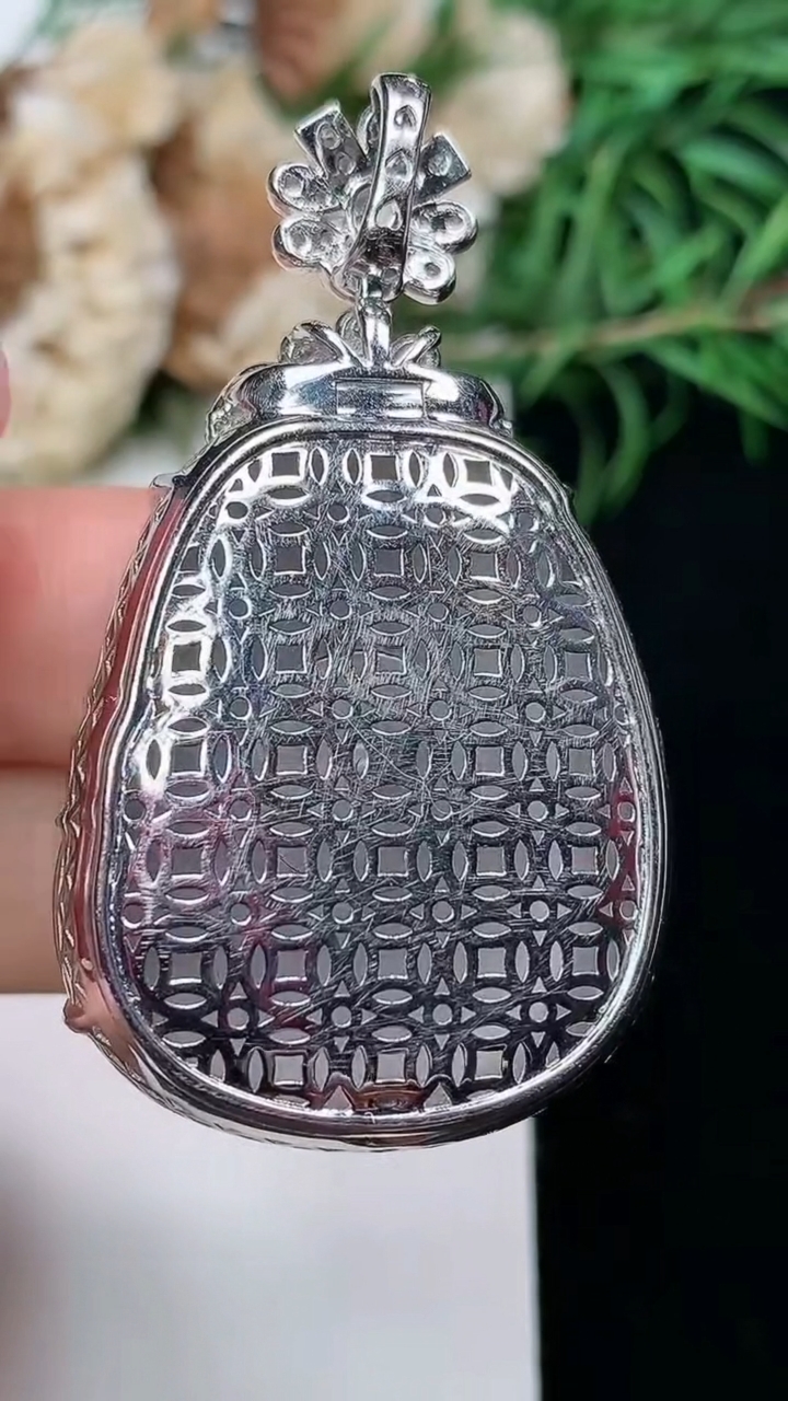 天然A货翡翠如意吊坠，尺寸33.5-27.6-9.3，重量:15.28g
3月22日