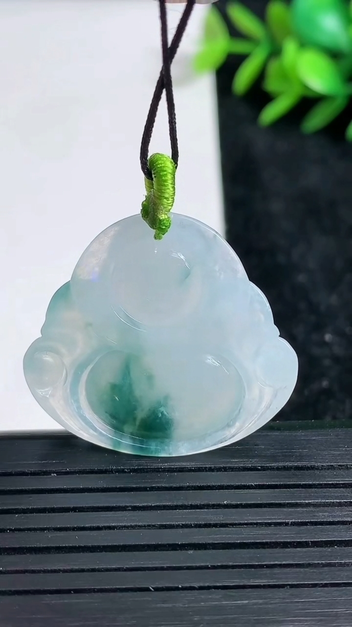 天然A货翡翠飘花佛公吊坠尺寸28.7-31.2-5.7重量:7.95g
3月22日