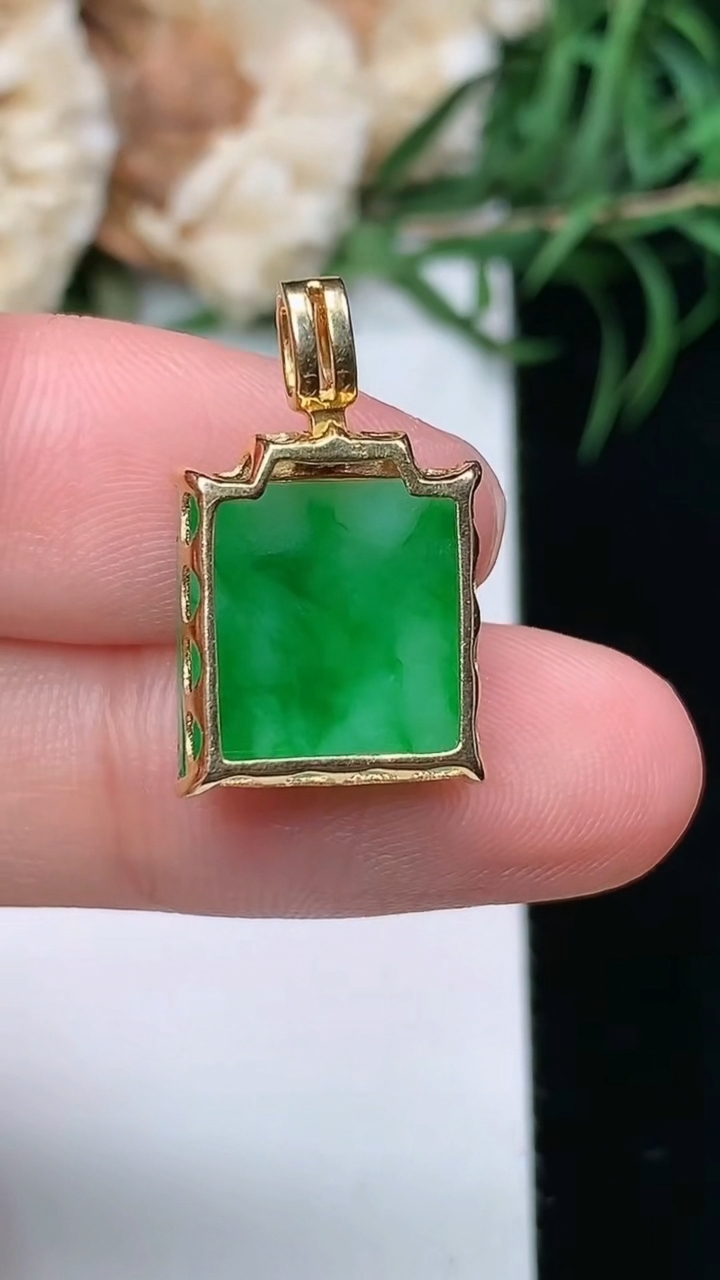 天然A货翡翠无事牌吊坠，尺寸12.4-11.8-5，重量:1.91g
3月22日