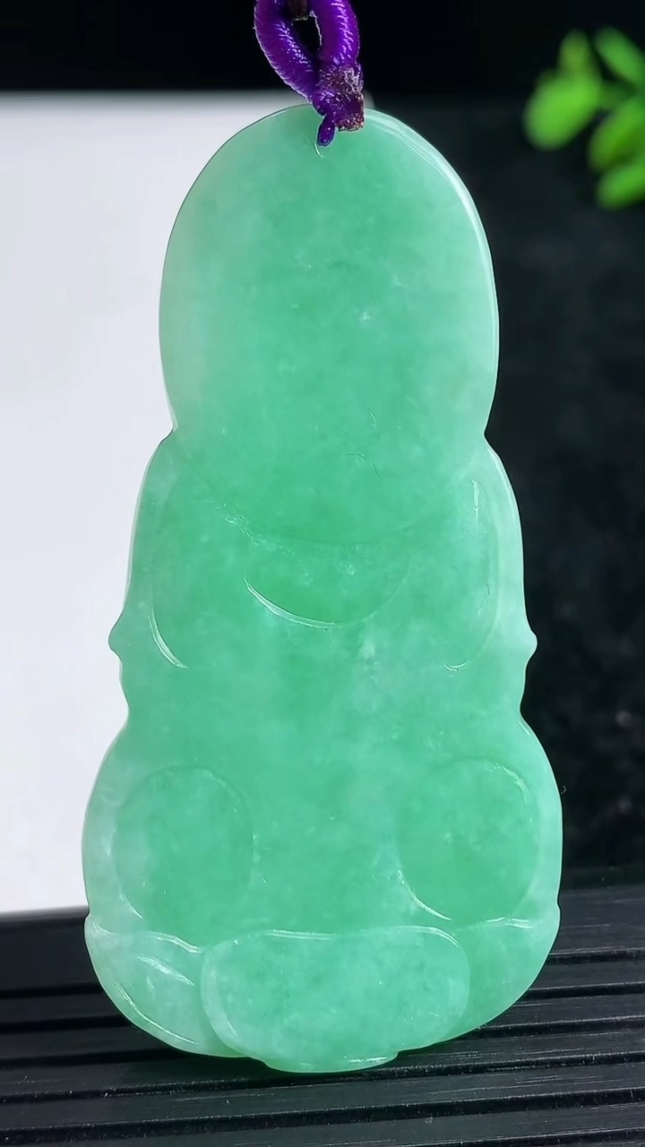 天然A货翡翠观音菩萨吊坠尺寸58.2-29.1-6.1重量:19.05g
3月22日