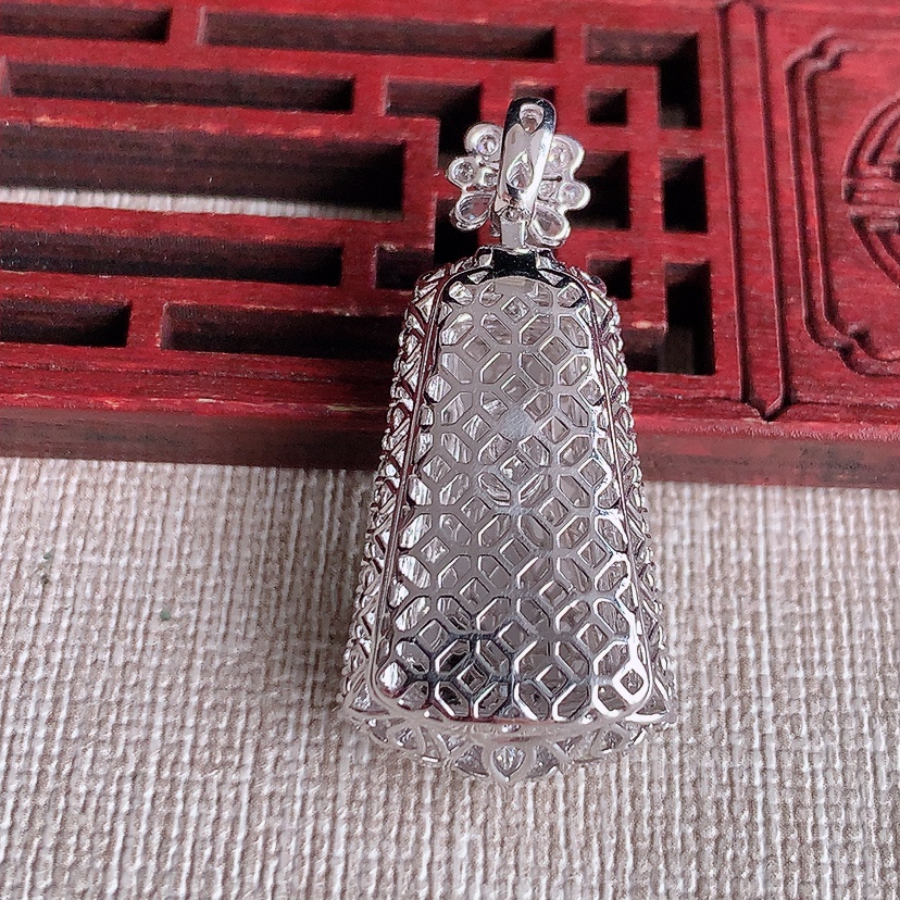 天然A货翡翠18K金伴钻镶嵌阳绿无事牌吊坠  
尺寸36.3-17-9.8裸石21.2-11.8mm