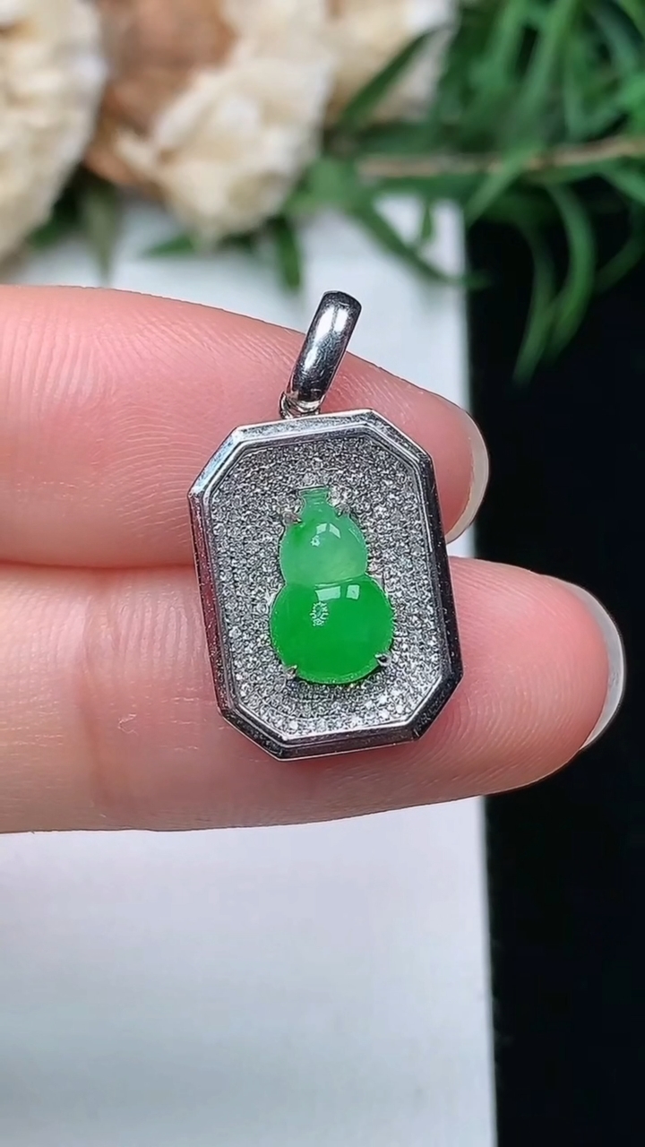 天然A货翡翠葫芦吊坠，尺寸21.6-11.4-3.9，裸石8.7-5.4，重量:1.30g
3月22