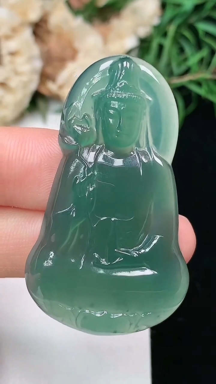 天然A货翡翠蓝水素衣观音吊坠，尺寸44.5-26-4.6，重量:10.16g
3月22日