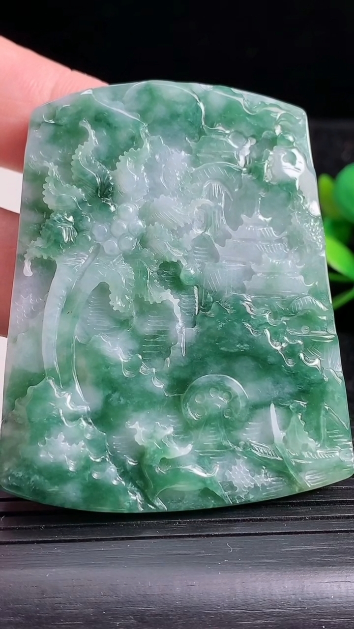 天然A货翡翠牌吊坠，尺寸61.5-49.2-7.2，重:48.37g
3月22日