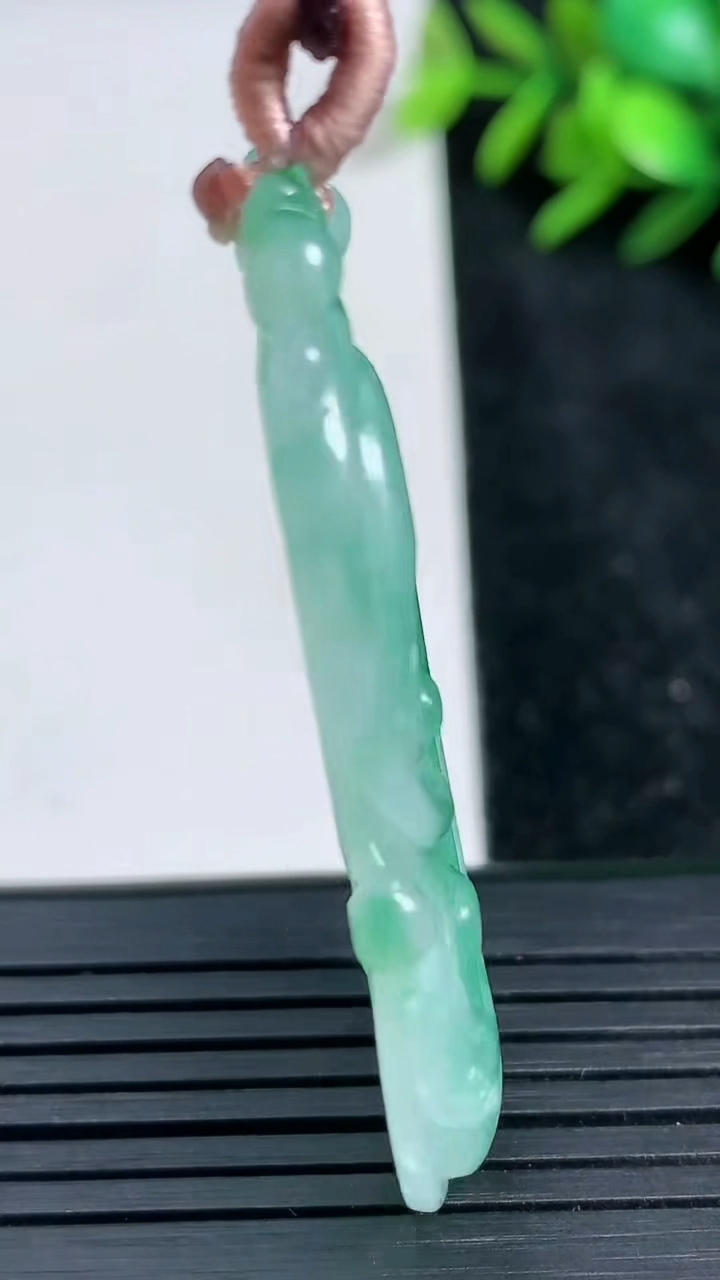 天然A货翡翠如意吊坠尺寸49.2-23.7-5.5重量:12.00g
3月22日