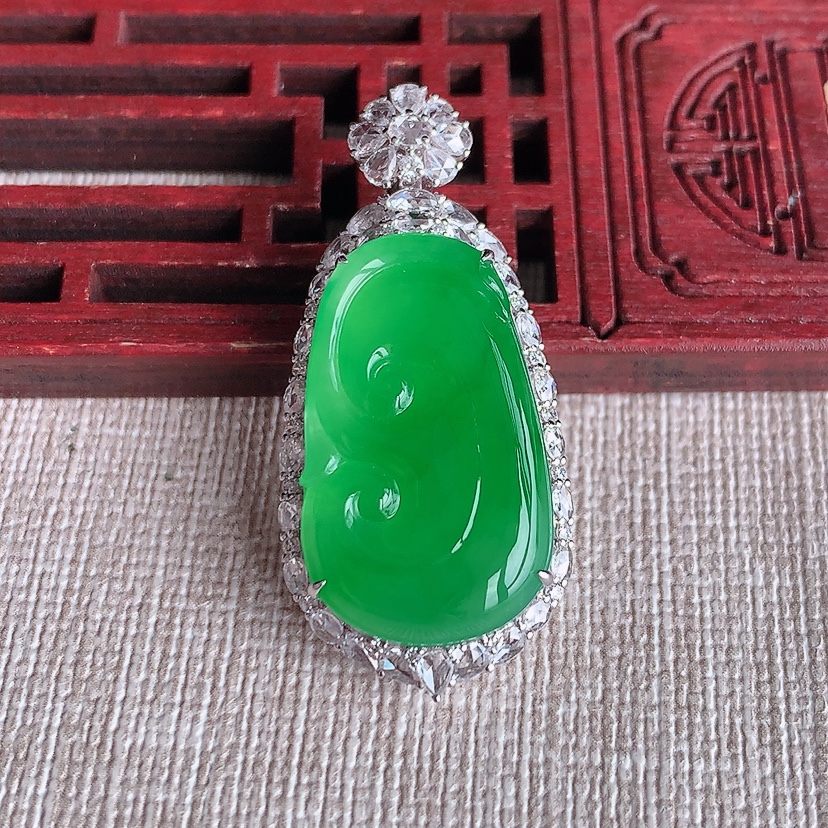 天然A货翡翠18K金伴钻镶嵌阳绿如意吊坠 
尺寸38-17.6-9.5裸石24.4-14.8mm 重