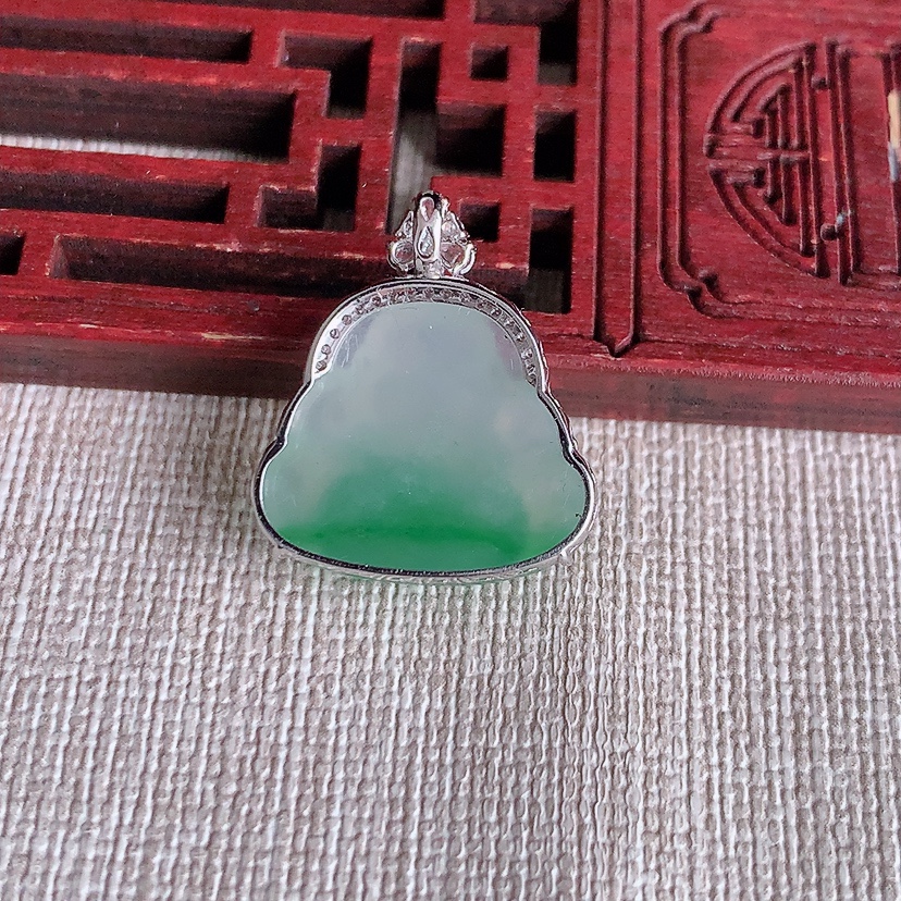 天然A货翡翠18K金伴钻镶嵌飘绿佛公吊坠  
尺寸21.8-16-19.2-7.6mm 重量3.65