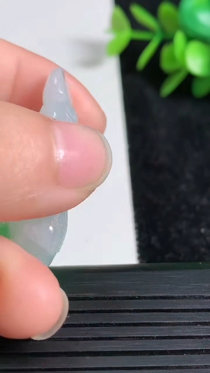 天然A货翡翠白菜吊坠尺寸37.4-27.9-11.1重量:14.93g
3月22日