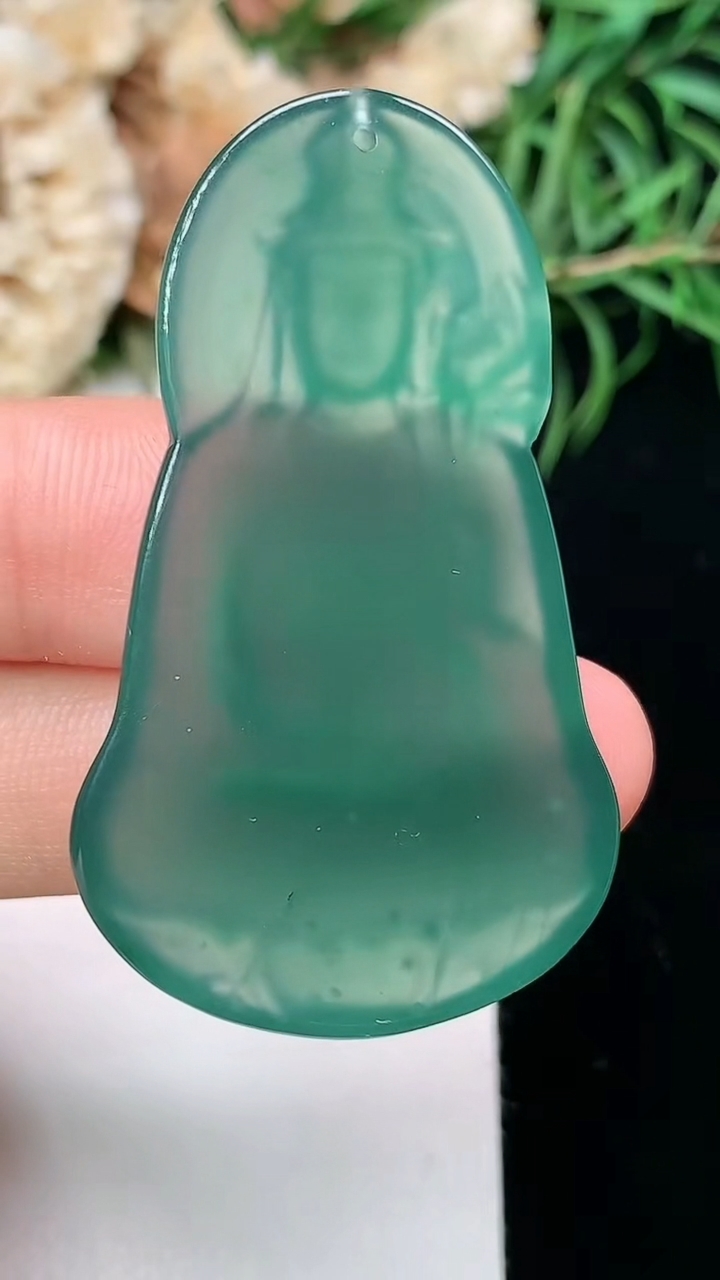 天然A货翡翠蓝水素衣观音吊坠，尺寸44.5-26-4.6，重量:10.16g
3月22日