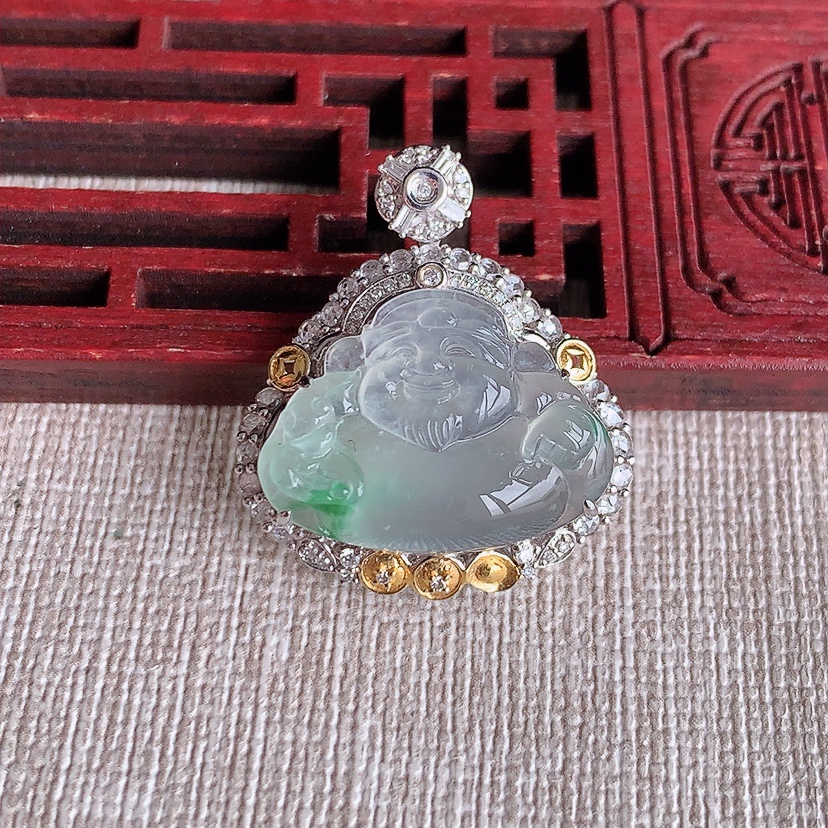 天然A货翡翠18K金伴钻镶嵌飘绿财神爷吊坠 
尺寸28.2-24.5-10.8裸石16-21mm 重量5.82g 0321