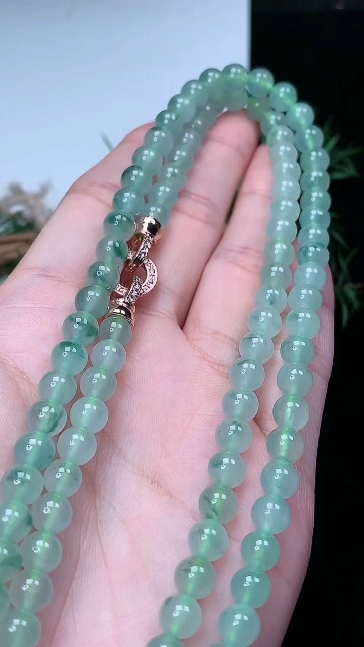 天然A货翡翠飘花圆珠项链，尺寸6.2-106颗，重量:45.65g3月22日
工厂直销收藏佳品,种好水足，色泽均匀，有种有色，上手高大气！