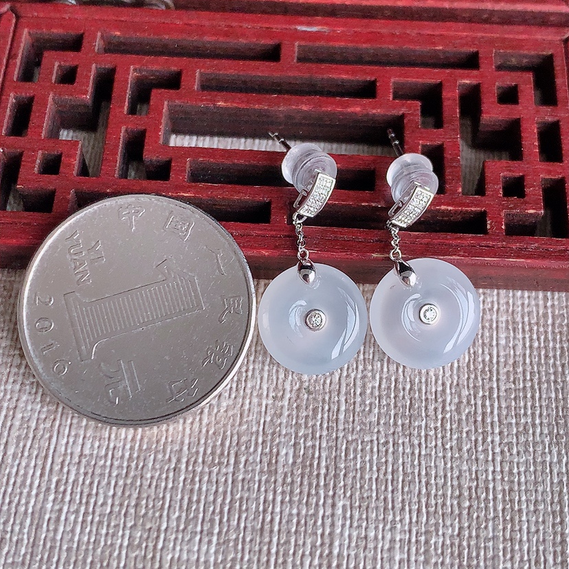 天然A货翡翠18K金镶嵌白冰白月光平安扣耳坠 
尺寸11.7-3mm 重量2.48g 0322