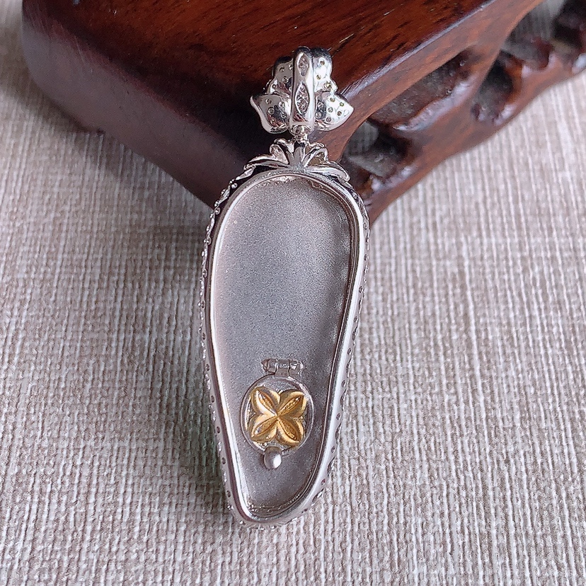 天然A货翡翠18K金伴钻镶嵌满绿福瓜吊坠 
尺寸44-15-9.2裸石31-12mm 重量8.26g