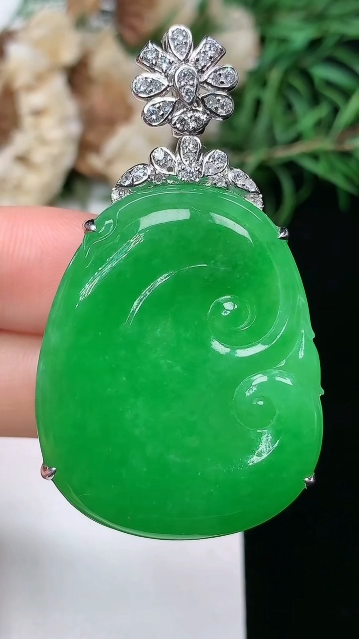 天然A货翡翠如意吊坠，尺寸33.5-27.6-9.3，重量:15.28g
3月22日