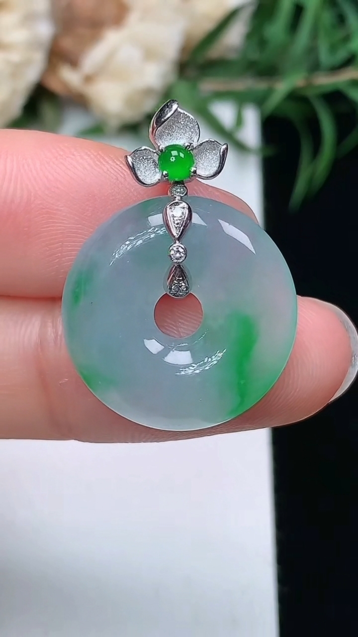 天然A货翡翠平安环吊坠，尺寸18.5-4，重量:3.50g
3月22日