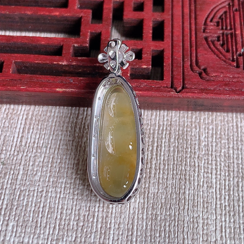 天然A货翡翠18K金镶嵌黄翡四季豆福豆平安豆吊坠 
尺寸32-10.6-6.8裸石21.8-8mm 