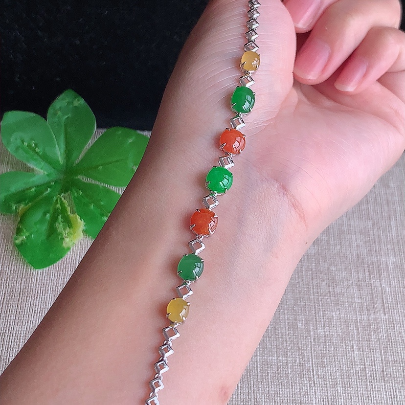 天然A货翡翠18K金镶嵌三彩蛋面手链 
尺寸6.5-4.3mm 重量5.45g 0320