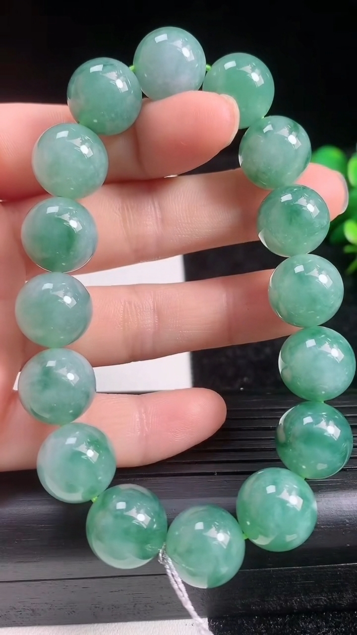 天然A货翡翠种飘花圆珠手串尺寸12.4-16颗重量:56.98g3月22日
工厂直销收藏佳品,种好水足，色泽均匀，有种有色，上手高大气！