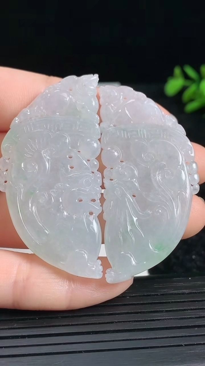 天然A货翡翠龙凤呈祥吊坠一对尺寸51.5-24.1-5重量:27.45g
3月22日