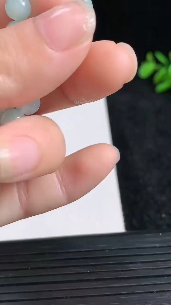 天然A货翡翠圆珠手串尺寸6-30颗重量:12.03g3月22日
工厂直销收藏佳品,种好水足，色泽均匀，有种有色，上手高大气！