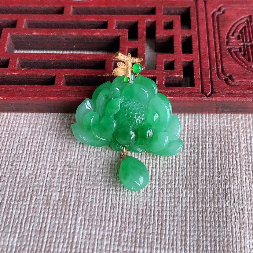 天然A货翡翠18K金镶嵌满绿荷花和和美美吊坠 
尺寸33-17.6-25.2-6.8mm 重量5.2
