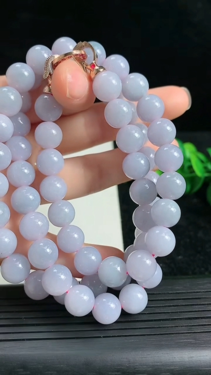 天然A货翡翠紫罗兰圆珠项链尺寸9.2-63颗重量:93.40g
3月23日