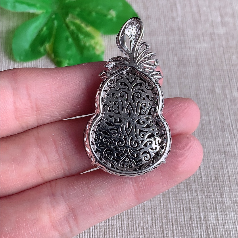 天然A货翡翠18K金伴钻镶嵌墨翠葫芦吊坠 打灯全透 
尺寸42.6-30.3-23.4-9.6mm 重量11.78g 0321