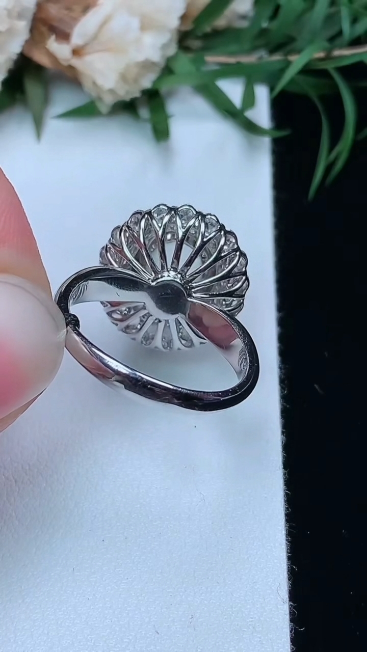 天然A货翡翠白冰蛋面戒指，尺寸17.5-10-9.2，重量:5.79g
3月22日