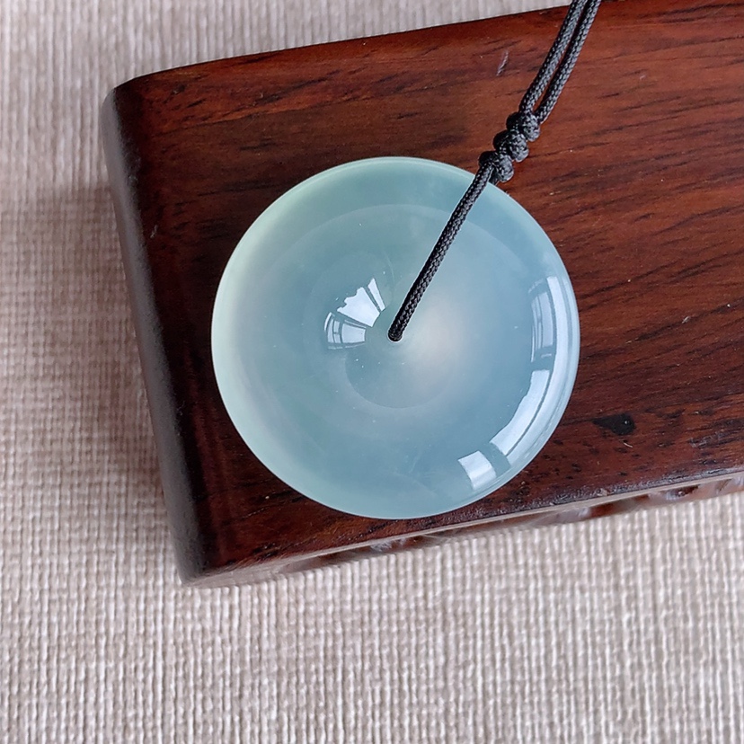 天然A货翡翠晴水平安扣吊坠 
尺寸27.3-5.8mm 重量8.78g 0321