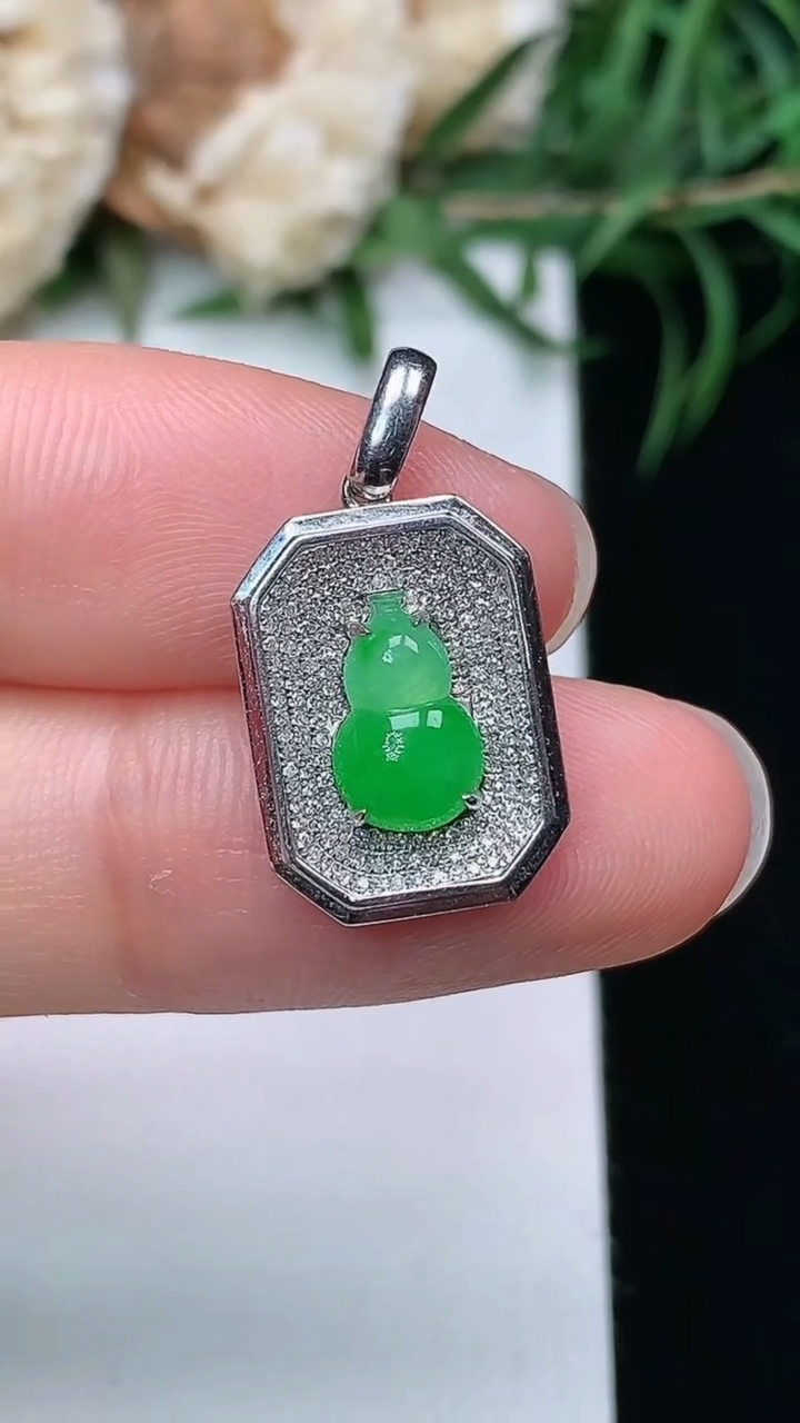 天然A货翡翠葫芦吊坠，尺寸21.6-11.4-3.9，裸石8.7-5.4，重量:1.30g
3月22日