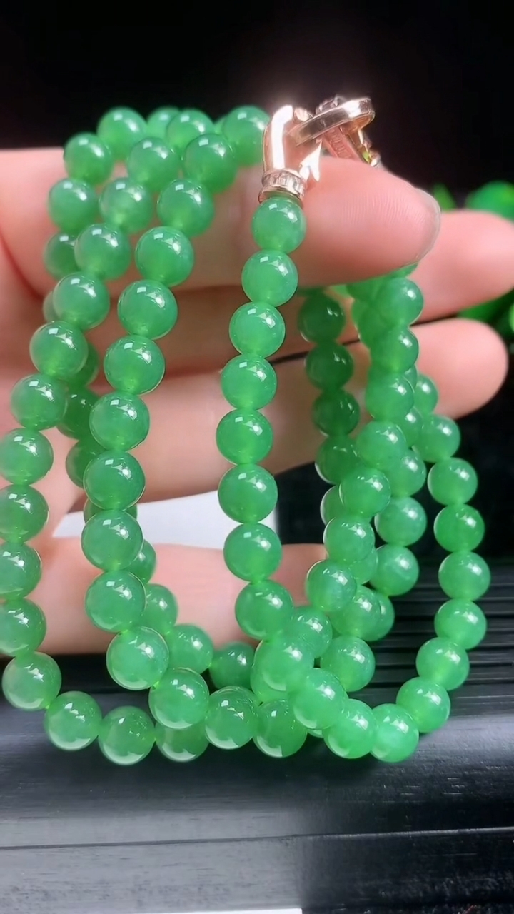 天然A货翡翠圆珠项链尺寸5.3-108颗重量:42.14g
3月22日