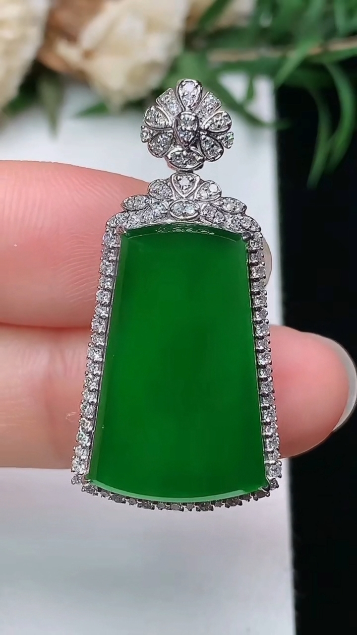 天然A货翡翠无事牌吊坠，尺寸33.4-16.3-9，裸石21-13，重量:5.56g
3月22日