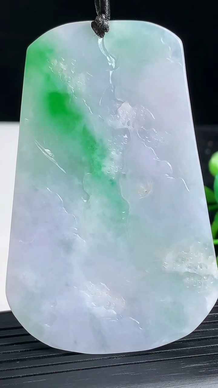 天然A货翡翠山水牌吊坠尺寸72.6-42.6-6重量:41.24g
3月22日