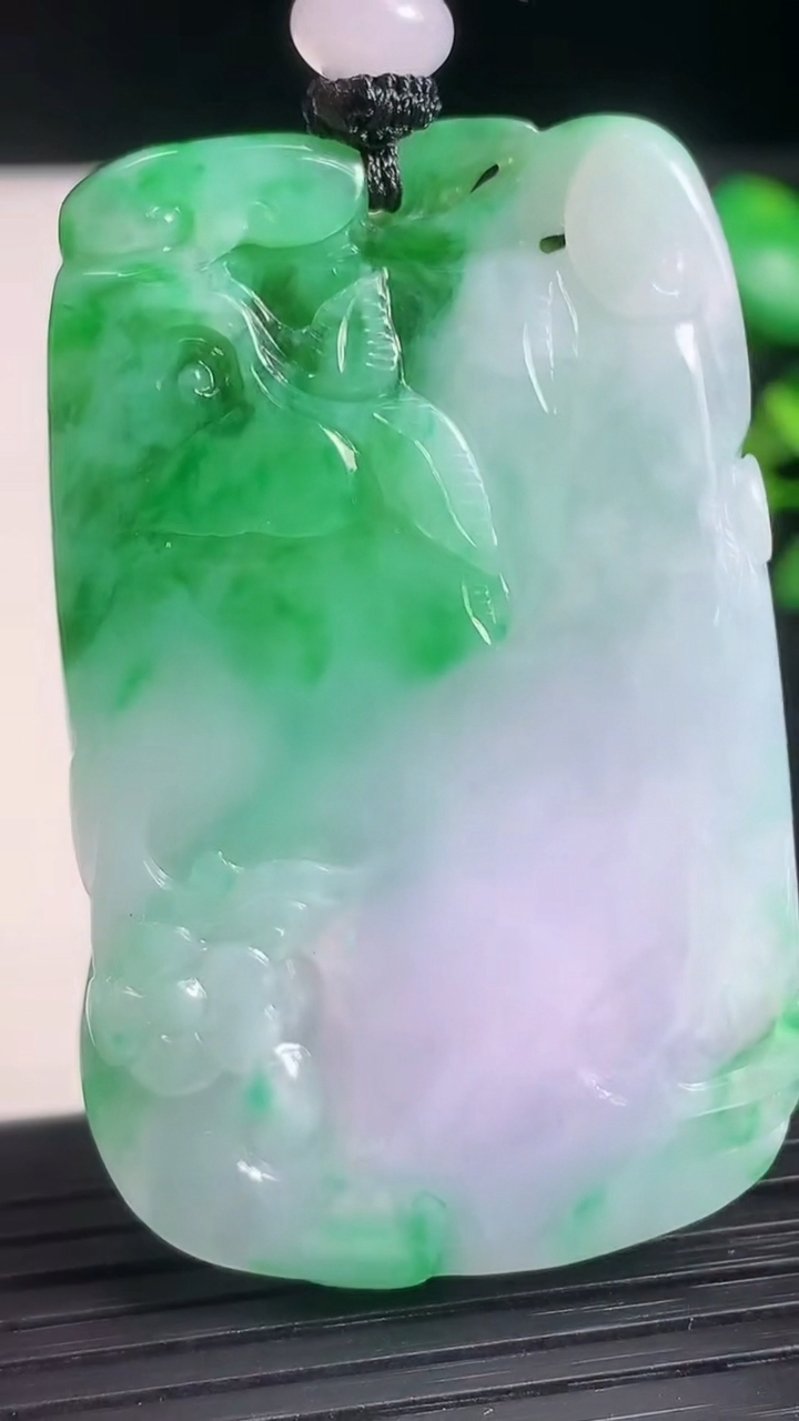 天然A货翡翠梅花鹿吊坠尺寸52.9-33.2-12.7重量:43.75g
3月22日