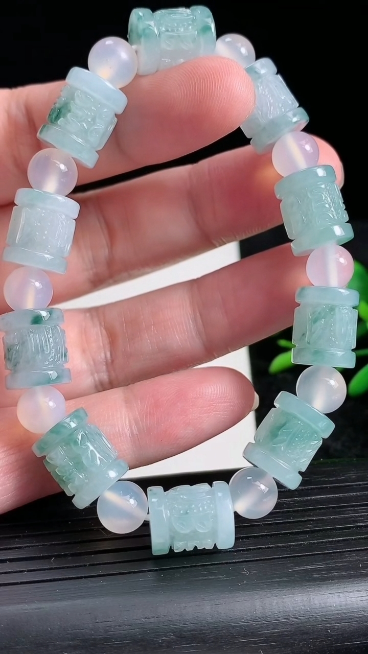 天然A货翡翠飘花路路通手串，尺寸10.6-10颗，重:g3月22日
工厂直销收藏佳品,种好水足，色泽